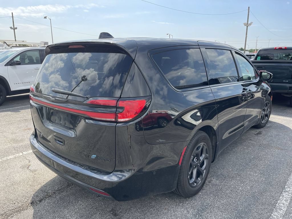 Used 2022 Chrysler Pacifica Touring-L w/ Uconnect Theater Family Group FWD image 13