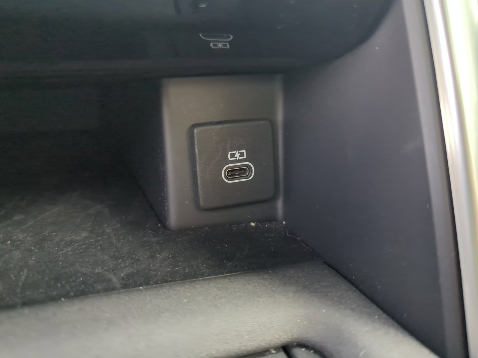 Certified 2024 Land Rover Discovery Dynamic SE image 24