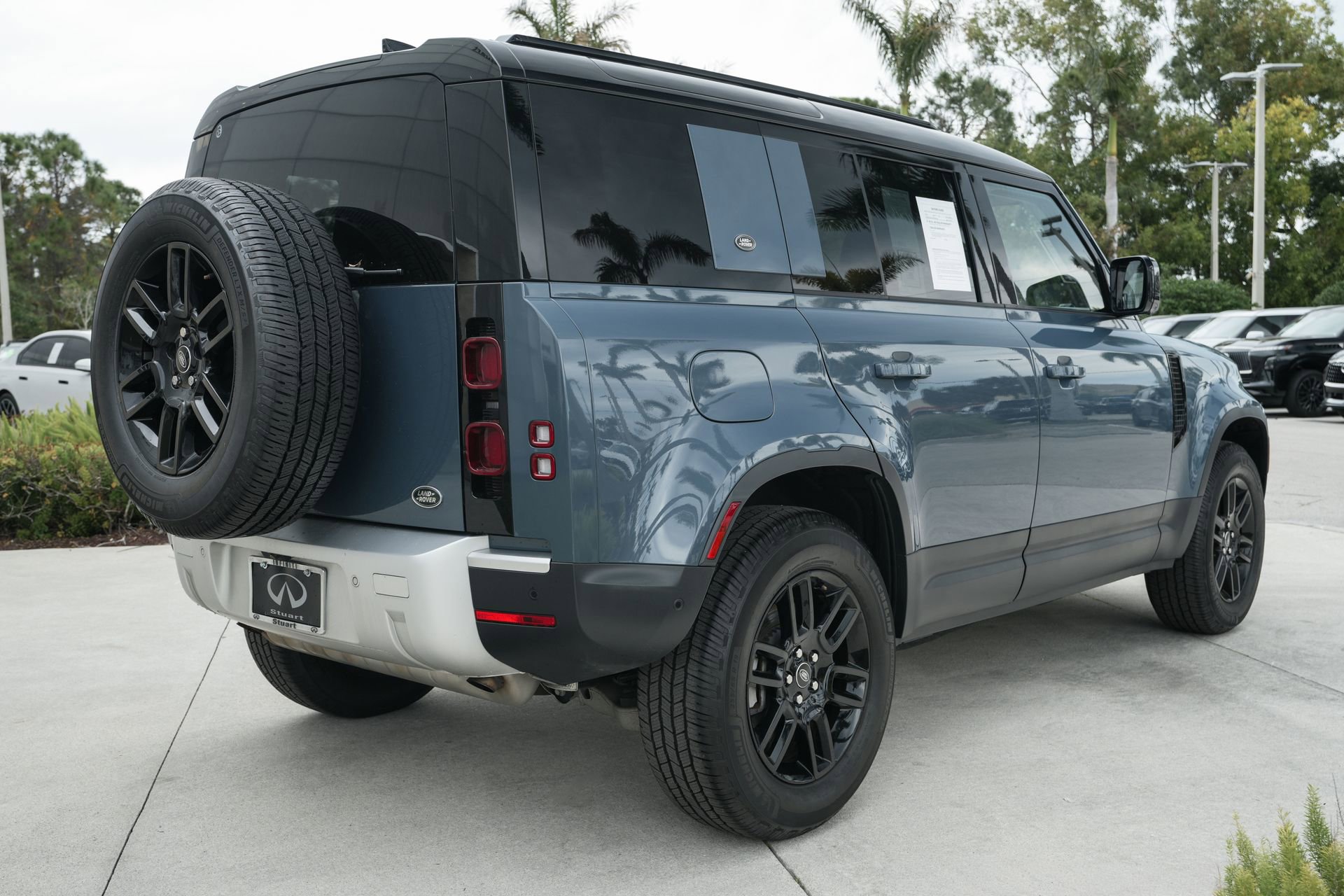 Used 2022 Land Rover Defender 110 SE image 25