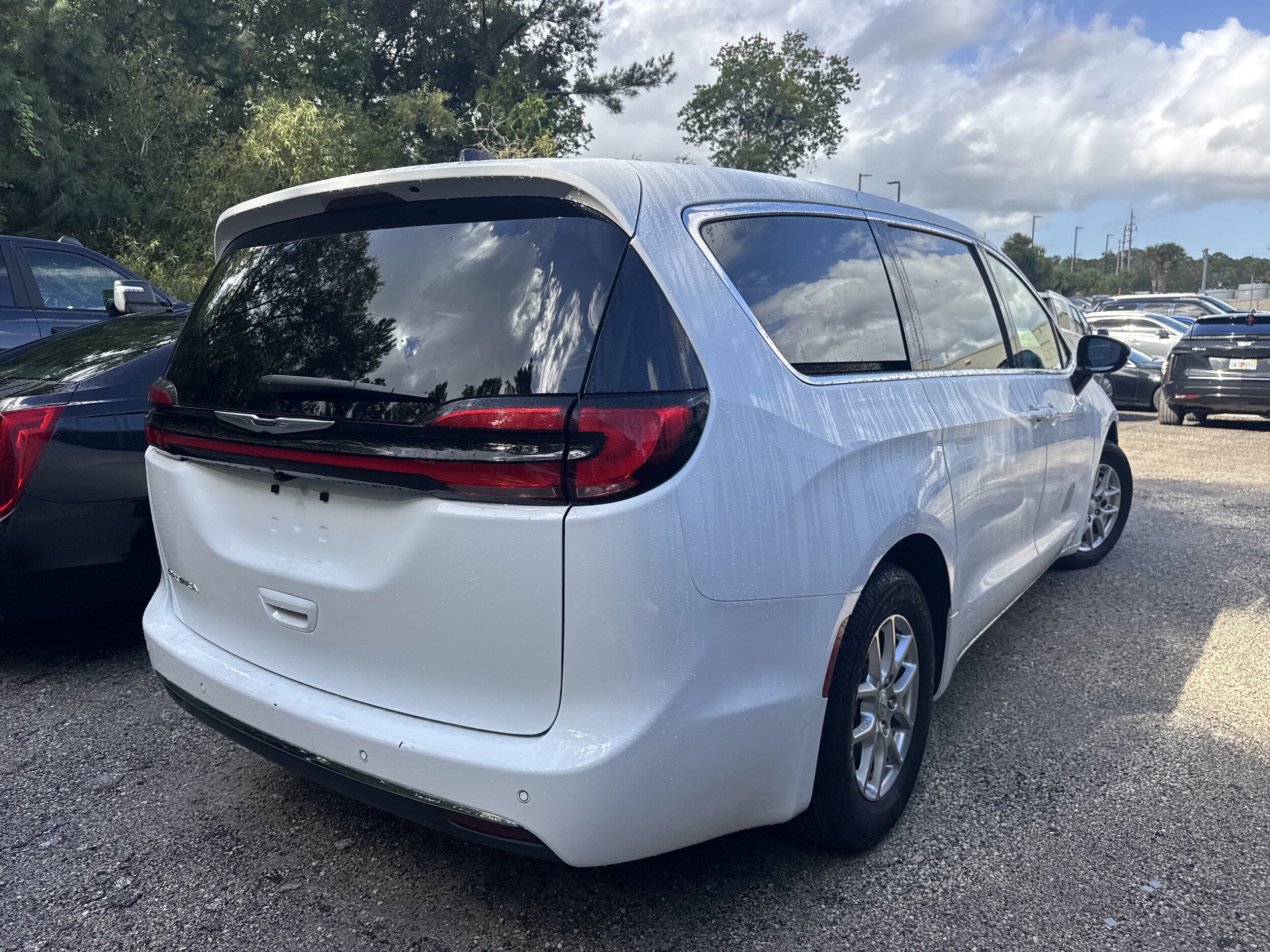 Used 2026 Chrysler Pacifica Select FWD image 3