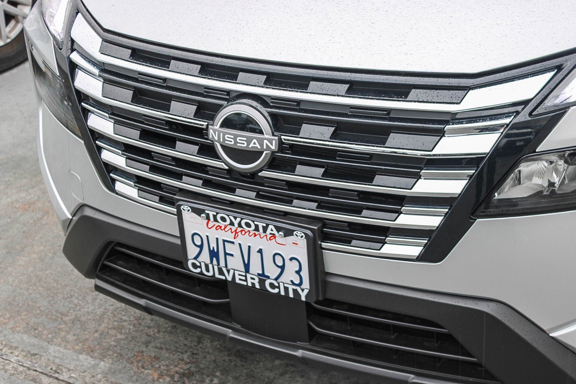 Used 2025 Nissan Rogue SV image 6