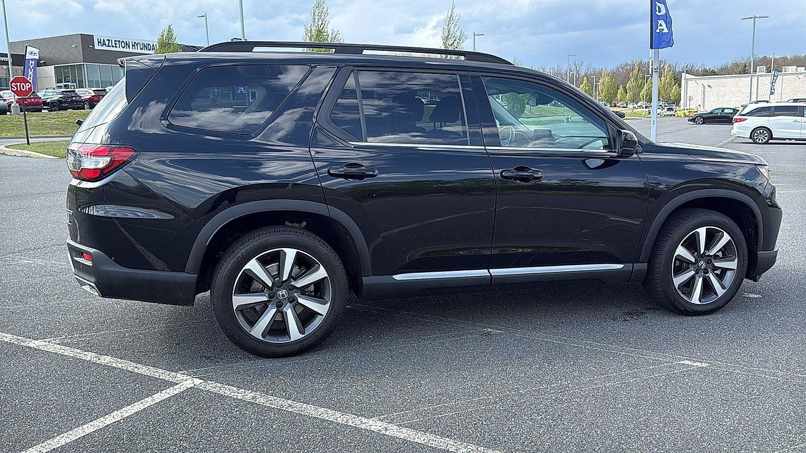 Certified 2025 Honda Pilot Touring image 4