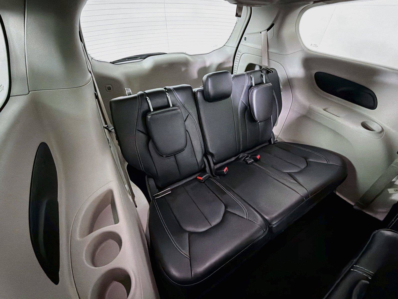Used 2024 Chrysler Pacifica Touring-L FWD image 40
