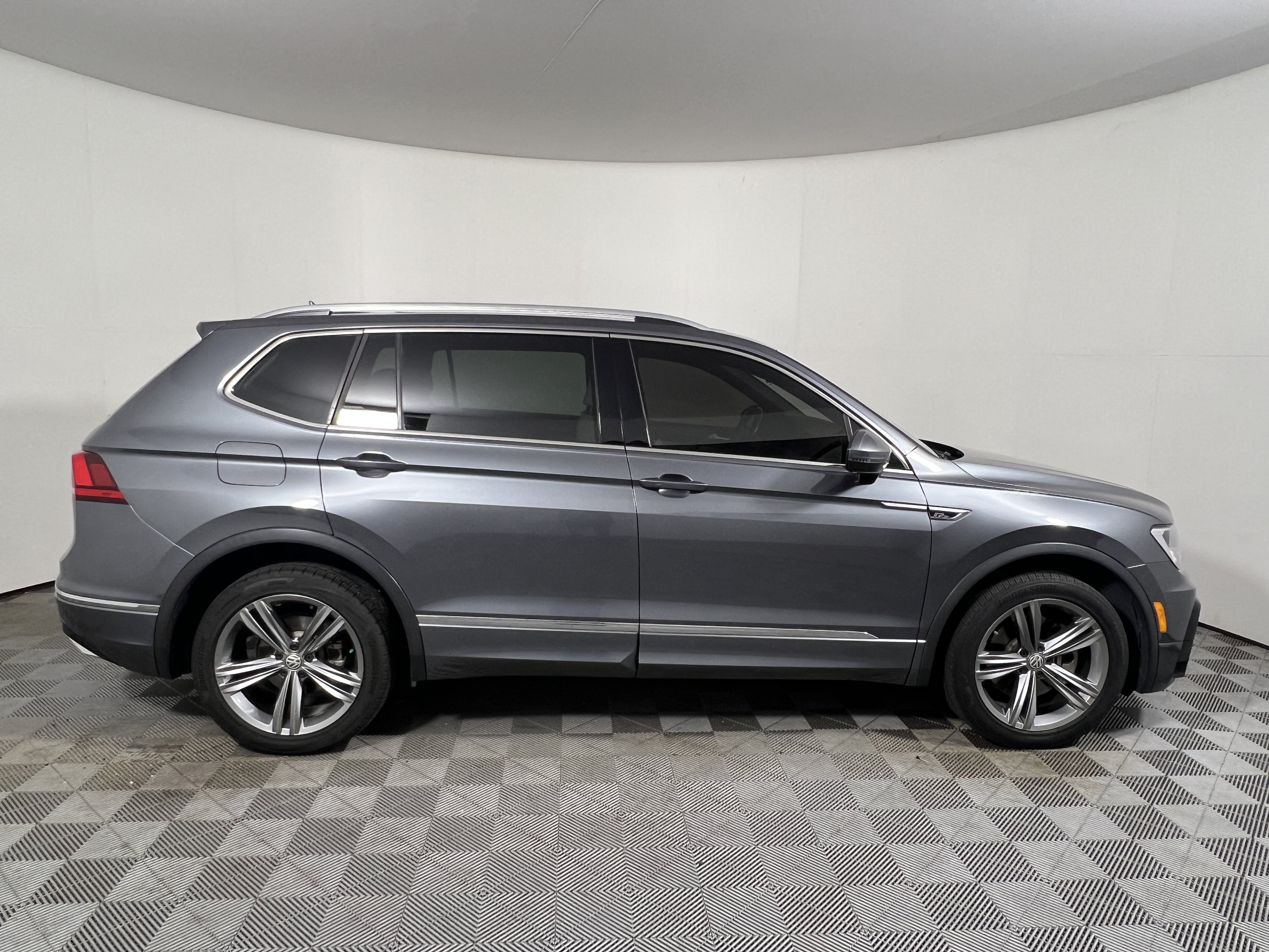Used 2018 Volkswagen Tiguan SEL w/ R-Line Package FWD image 6