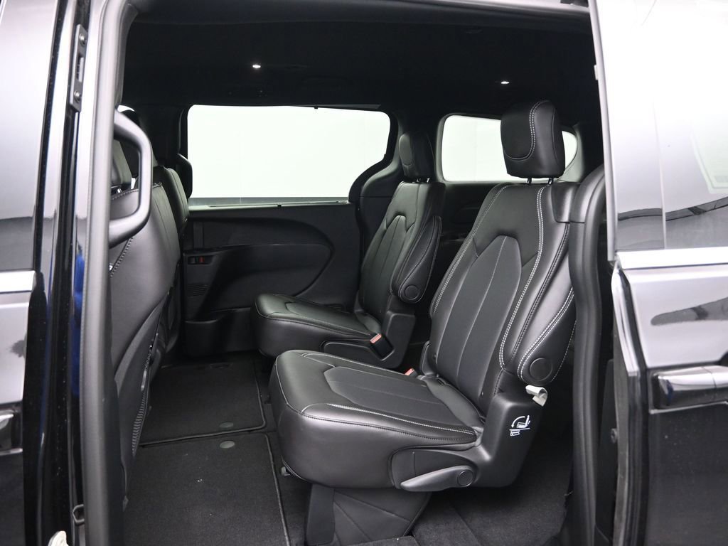 New 2026 Chrysler Pacifica Select AWD/4WD image 24
