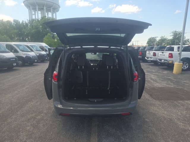 Used 2024 Chrysler Pacifica Premium FWD image 34