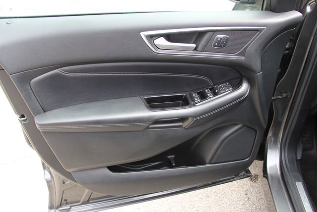 Used 2016 Ford Edge Titanium w/ Equipment Group 302A FWD image 15