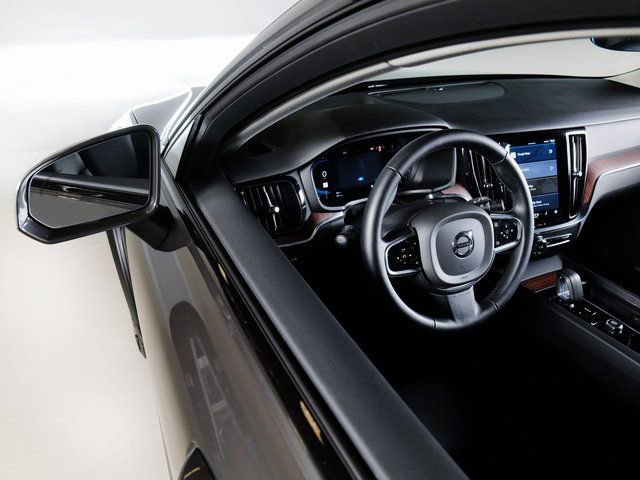 Used 2025 Volvo V60 B5 Cross Country Plus image 22