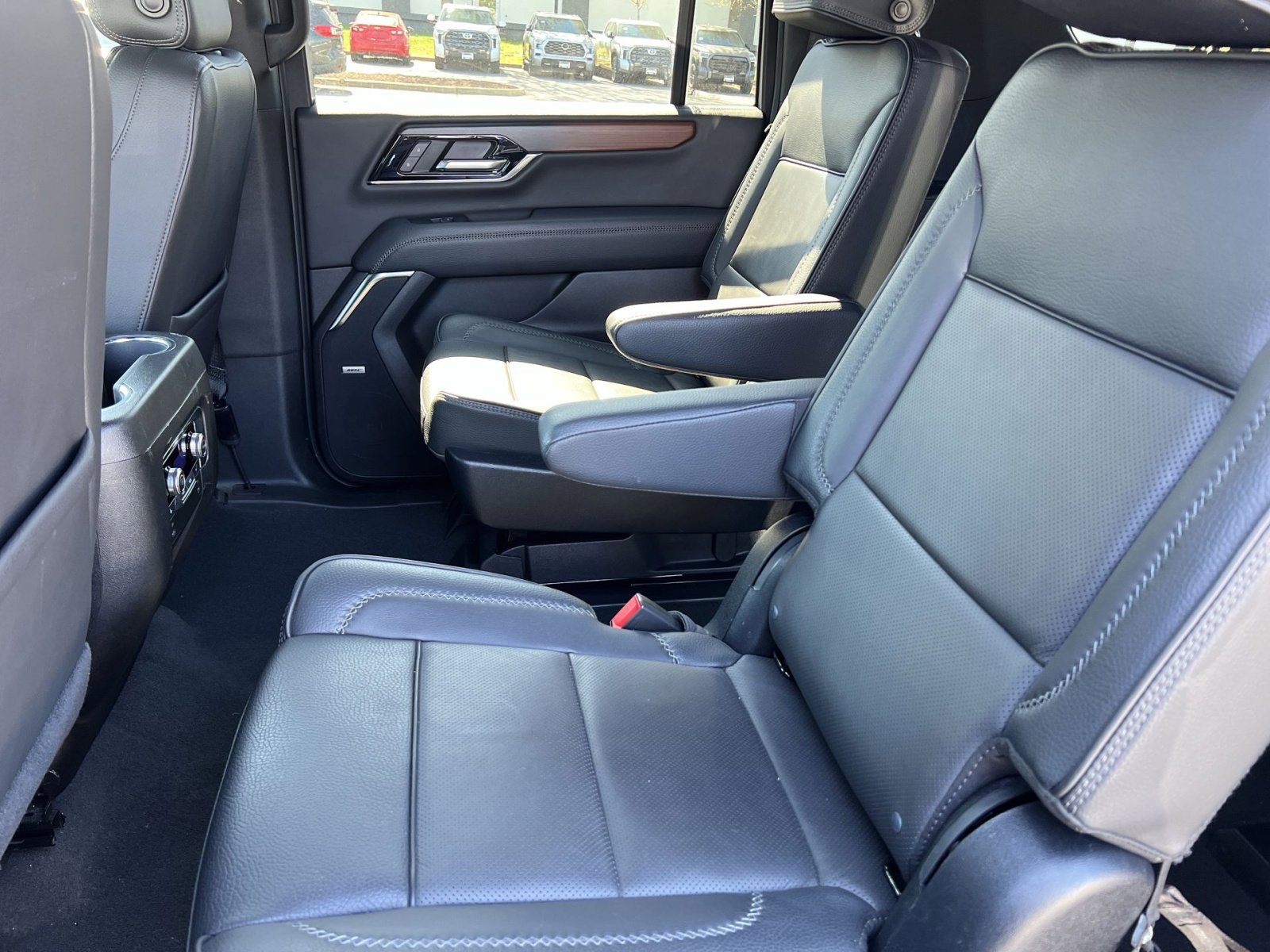 Used 2025 GMC Yukon XL Denali AWD/4WD image 21