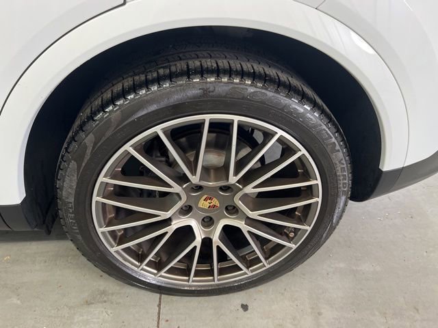 Used 2023 Porsche Cayenne Platinum Edition image 28