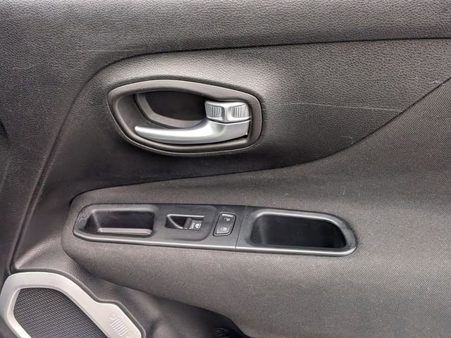 Used 2019 Jeep Renegade Latitude FWD image 35