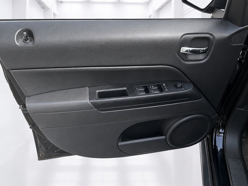 Used 2015 Jeep Patriot High Altitude AWD/4WD image 29