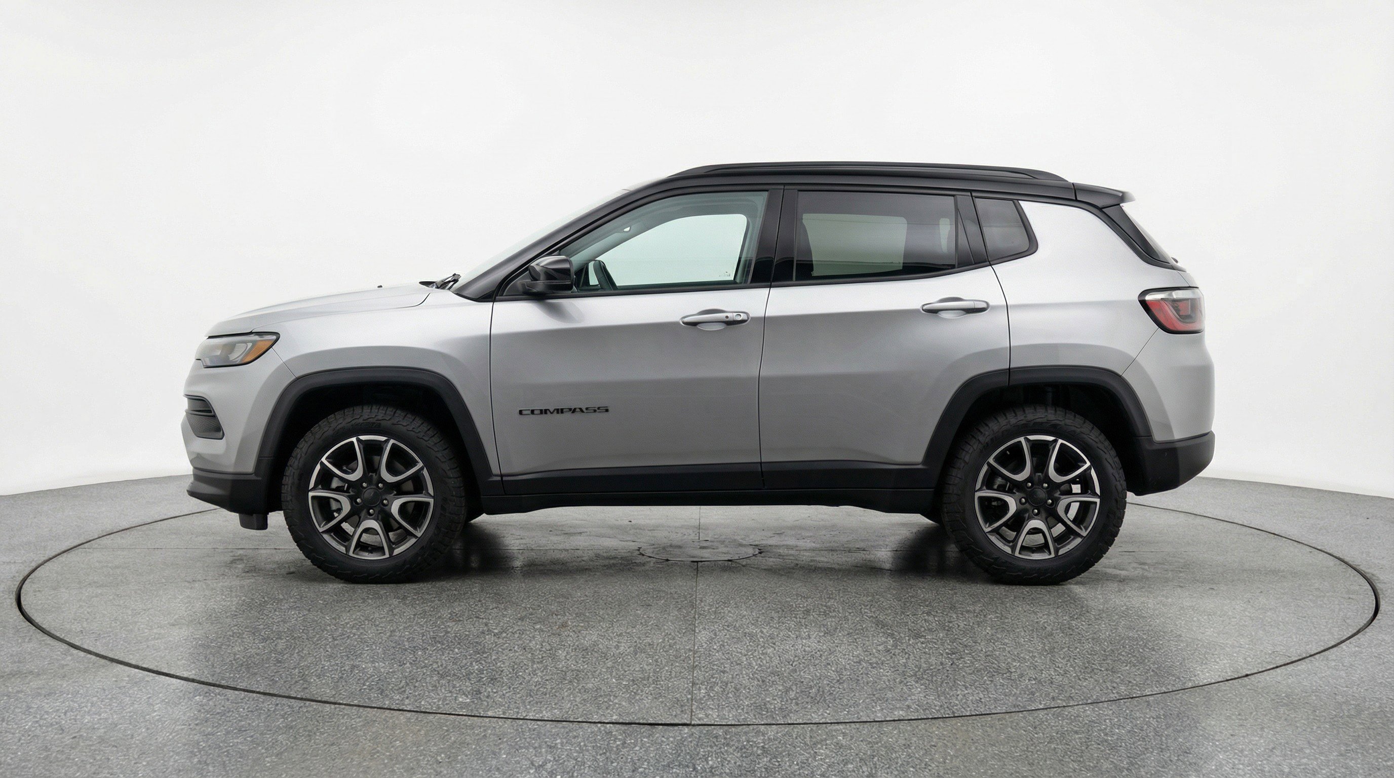 Used 2025 Jeep Compass Trailhawk image 5