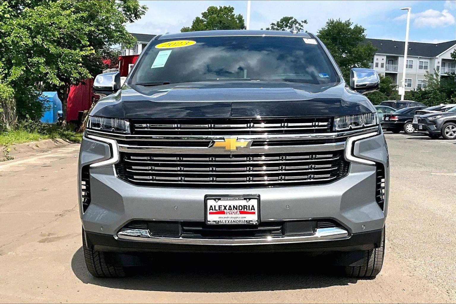 Used 2023 Chevrolet Suburban Premier w/ Premium Package 2 AWD/4WD image 3