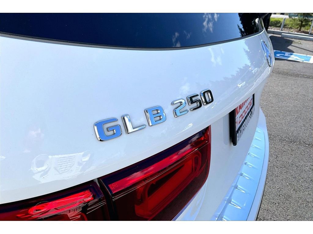 Used 2020 Mercedes-Benz GLB 250 w/ Premium Package image 8