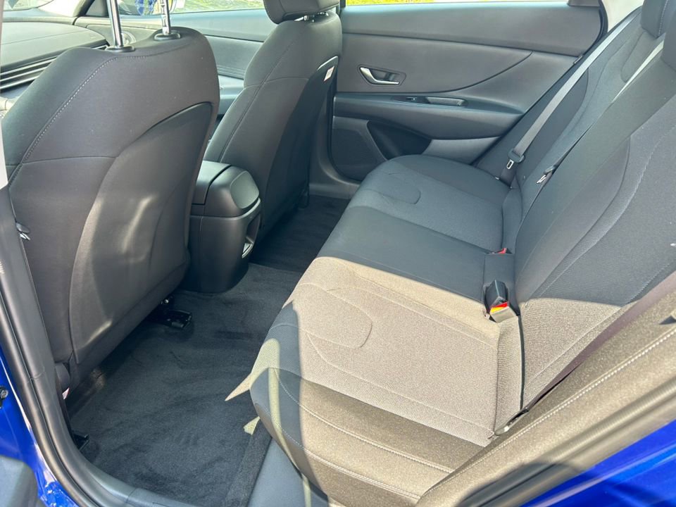 New 2025 Hyundai Elantra SE image 17