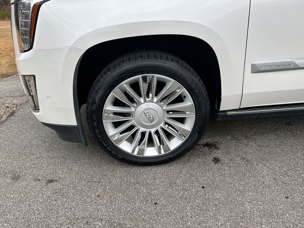 Used 2020 Cadillac Escalade Platinum image 12