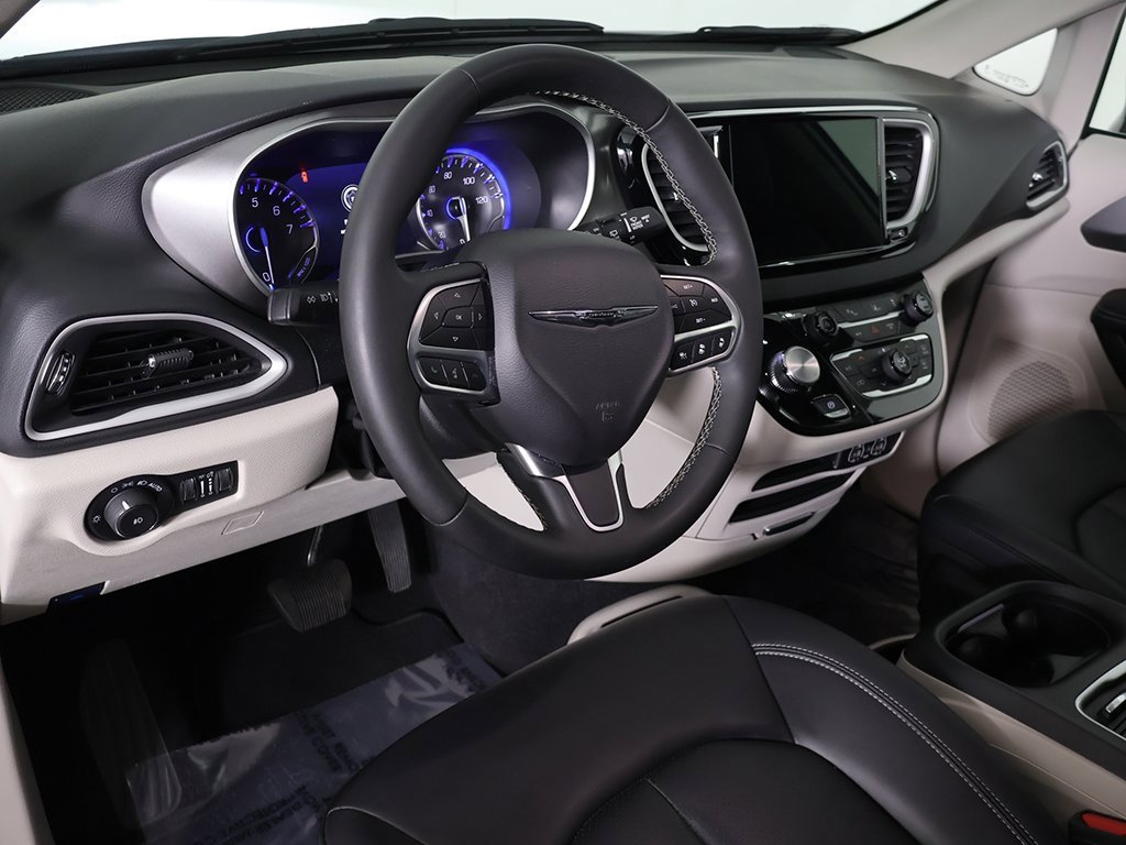 Used 2024 Chrysler Pacifica Touring-L image 26