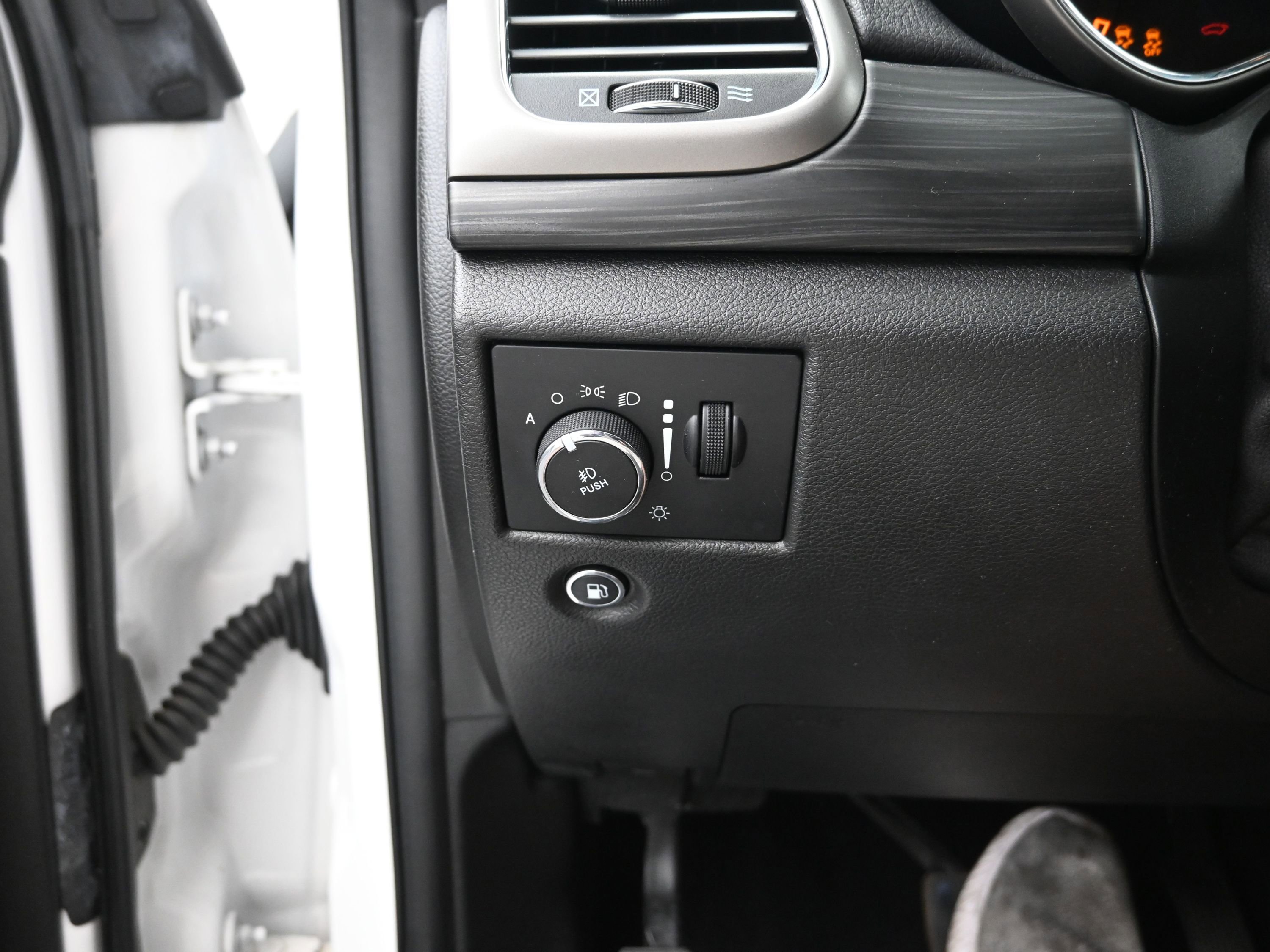 Used 2021 Jeep Grand Cherokee Laredo image 12