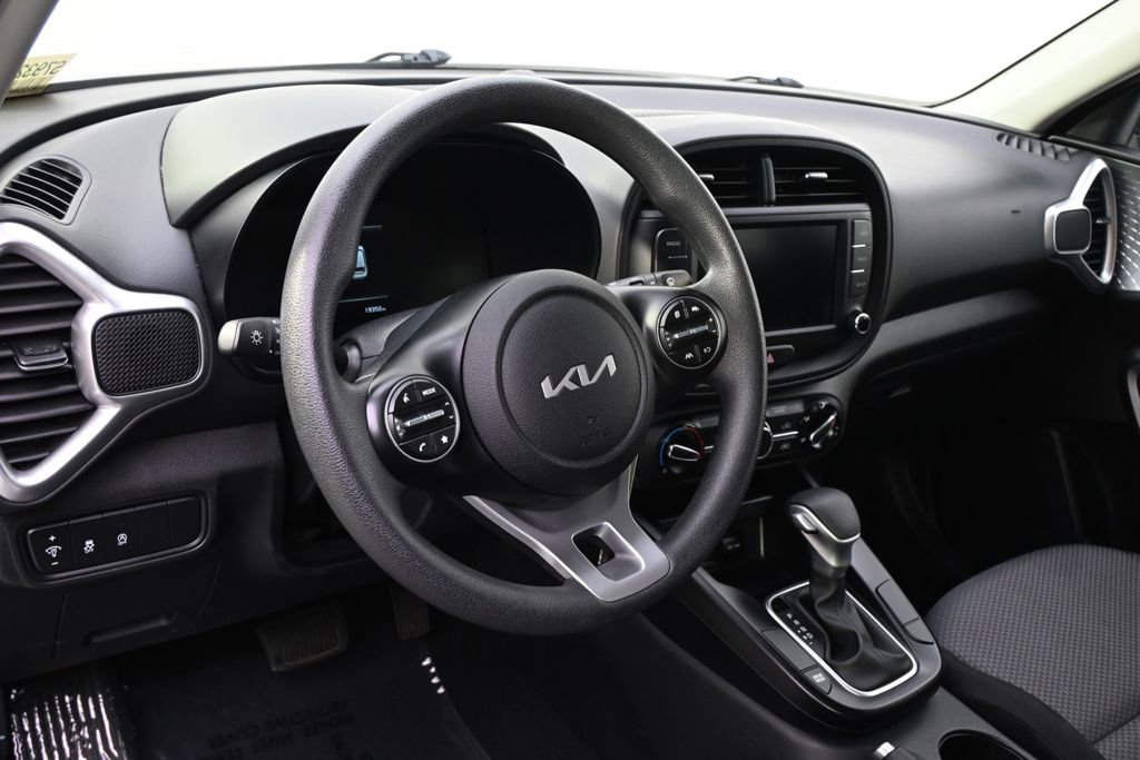 Used 2025 Kia Soul LX w/ LX Technology Package FWD image 11