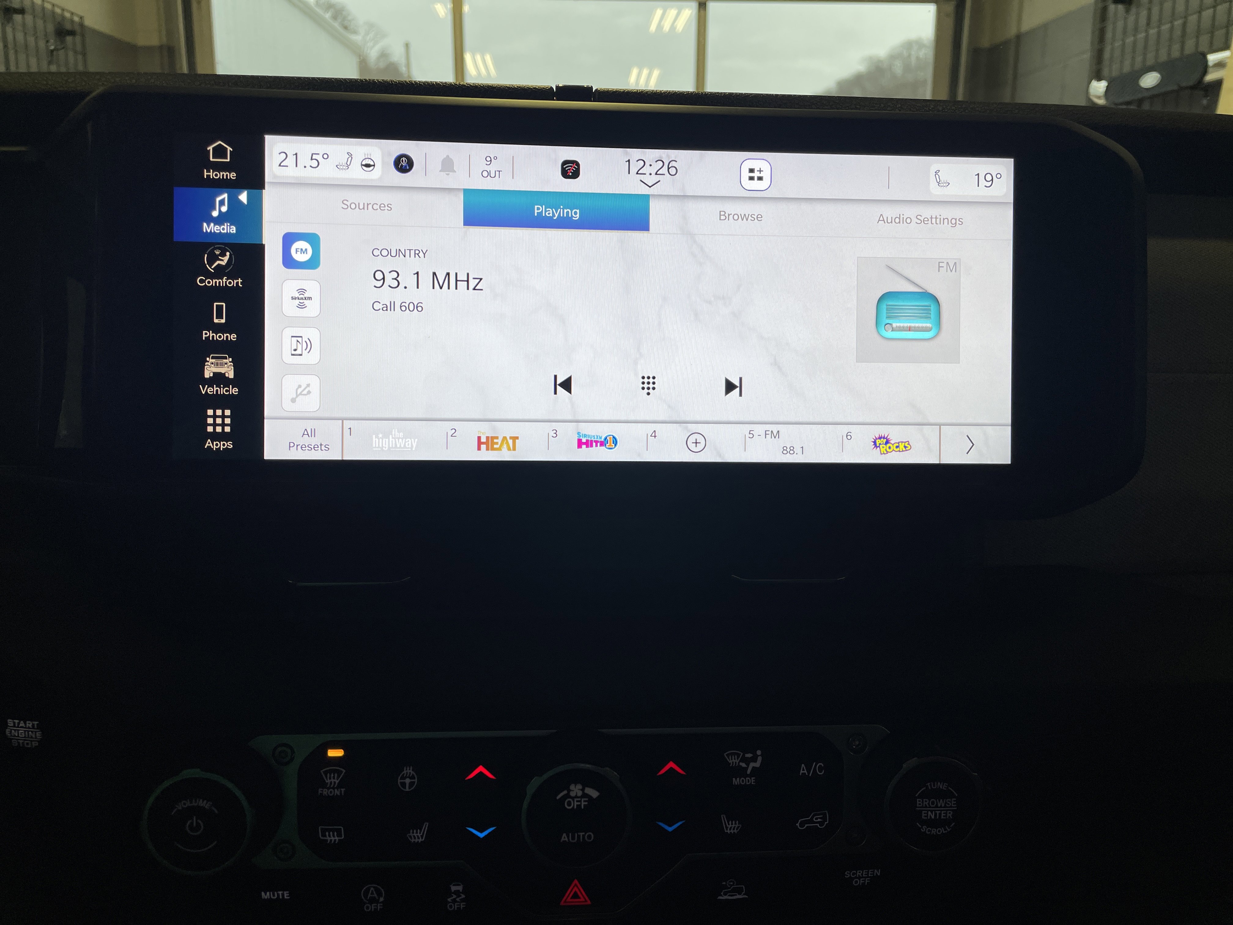 Used 2025 Jeep Gladiator Sport image 12