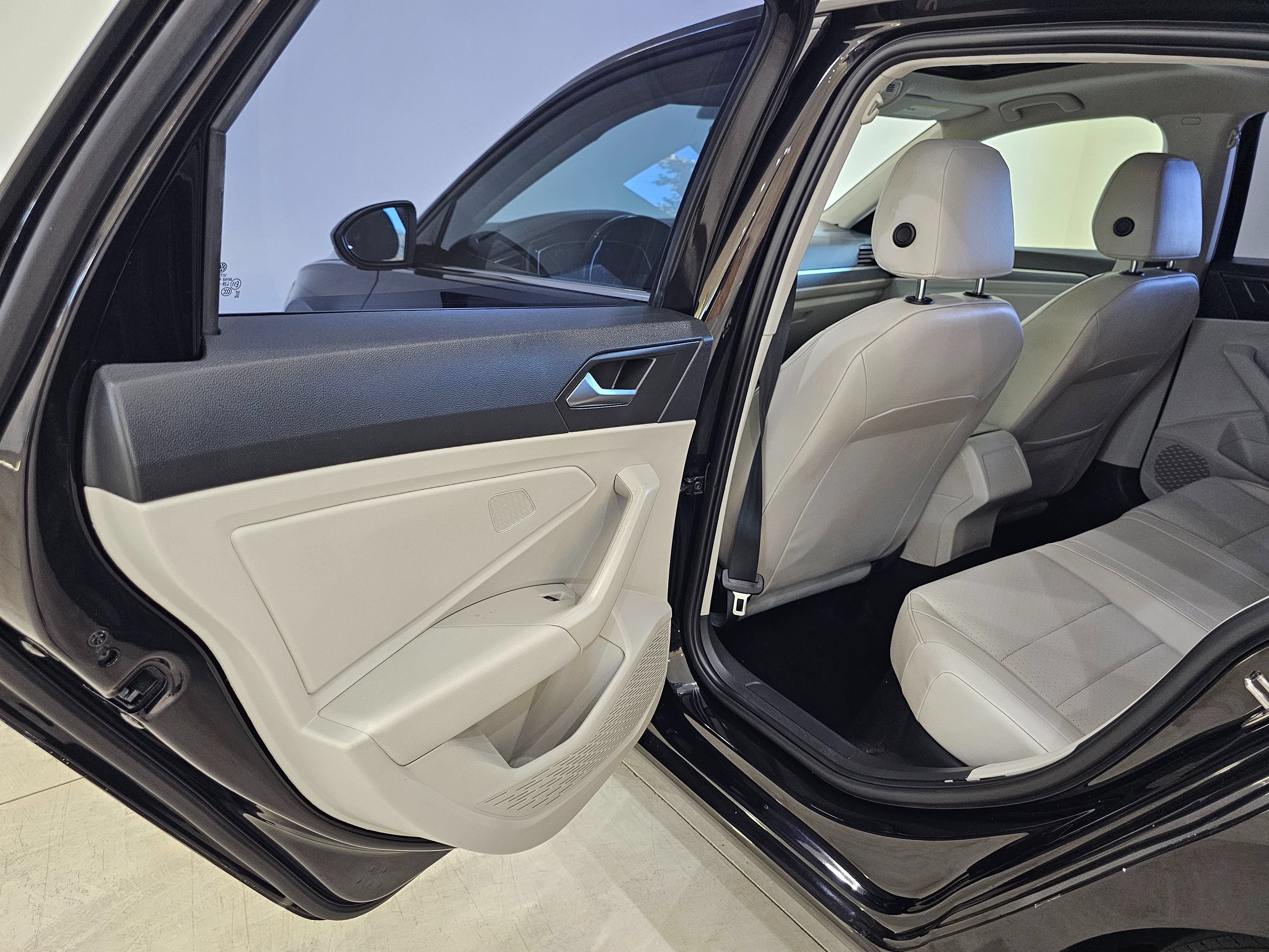 Used 2022 Volkswagen Jetta SE w/ Panoramic Sunroof Package FWD image 18
