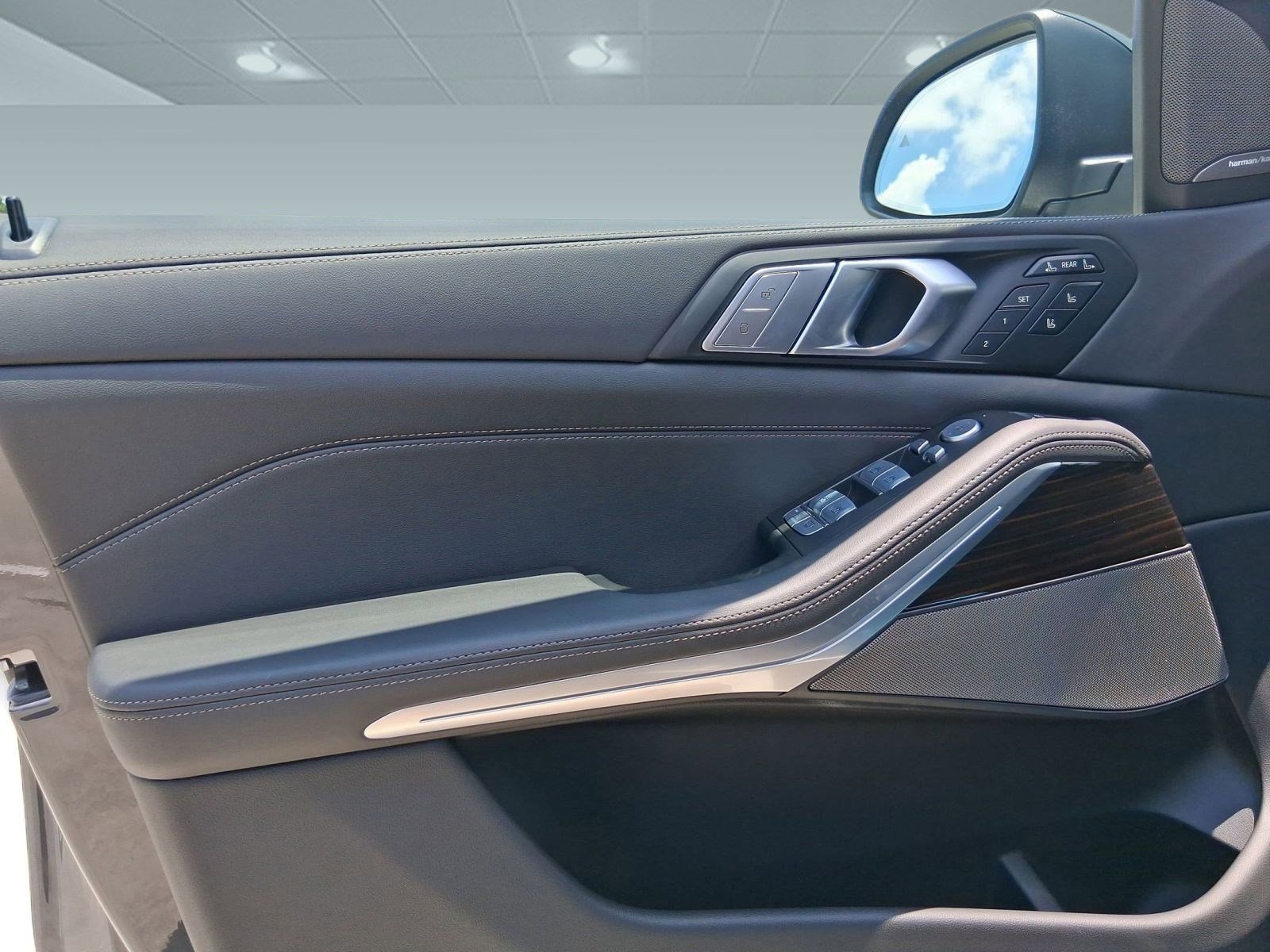 Used 2026 BMW X7 xDrive40i w/ Executive Package image 12