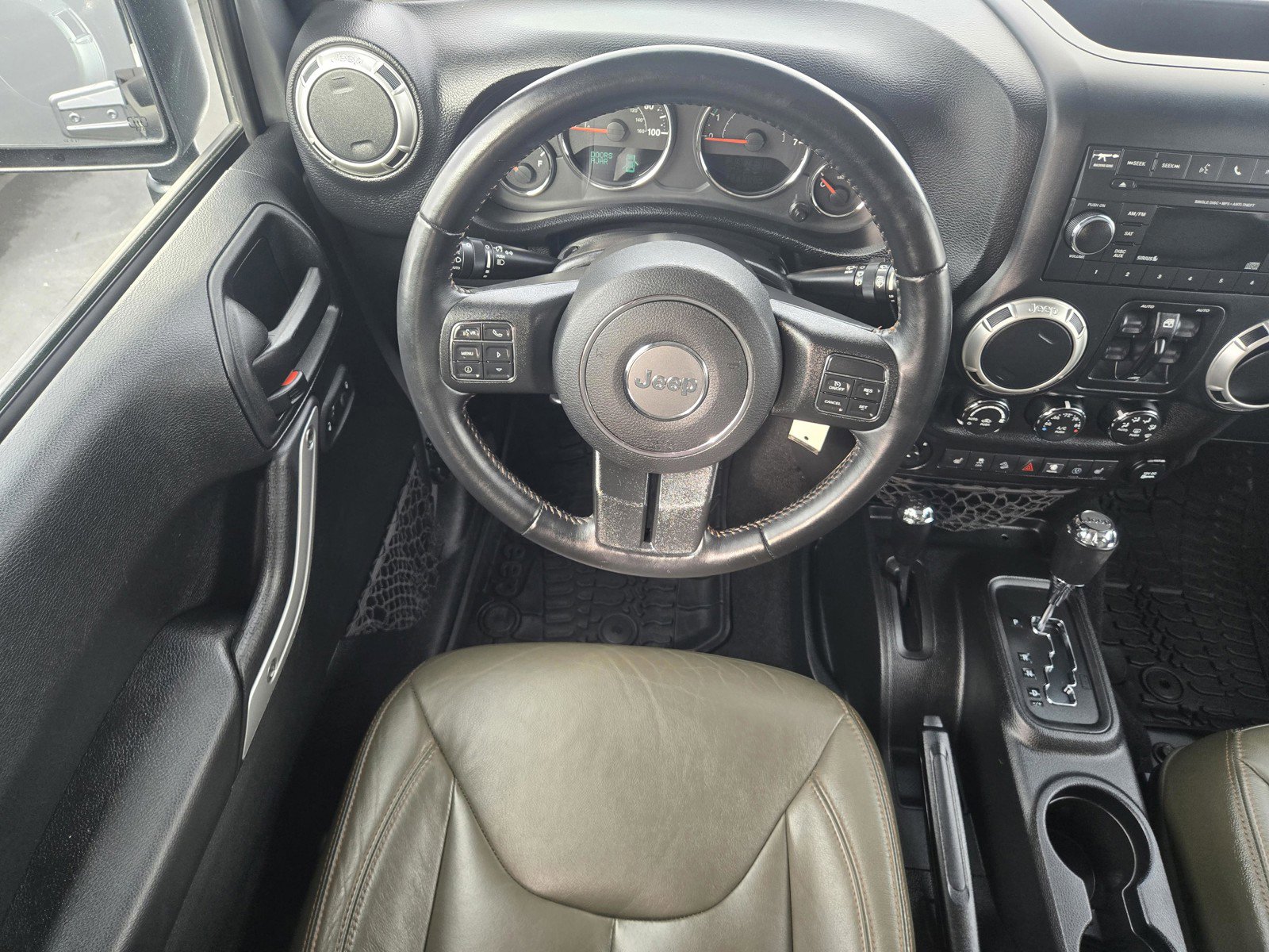 Used 2017 Jeep Wrangler Unlimited Sahara w/ Connectivity Group image 9