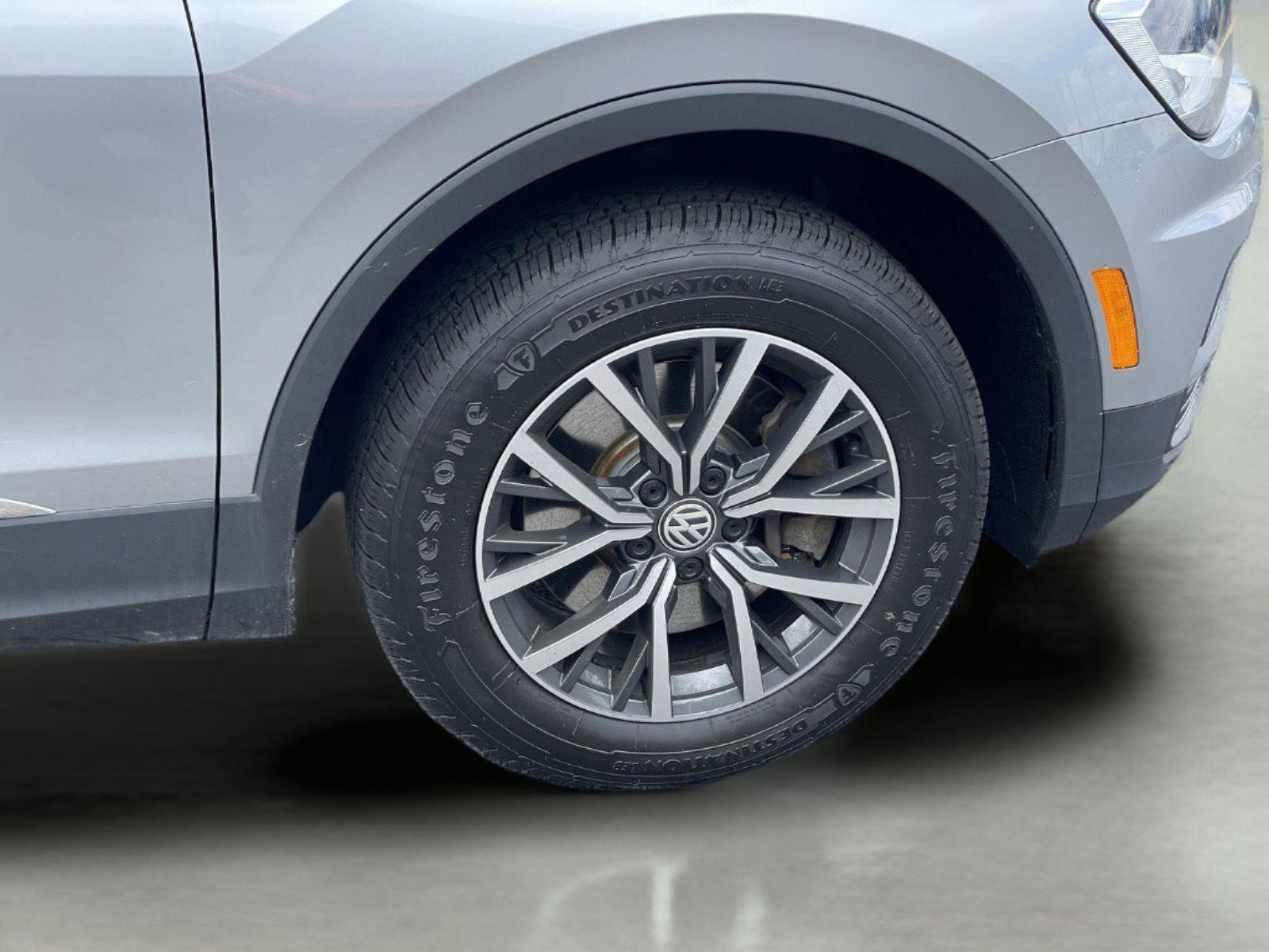 Used 2020 Volkswagen Tiguan SE w/ Panoramic Sunroof Package image 9