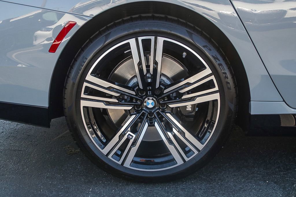 Used 2025 BMW 760i xDrive image 10