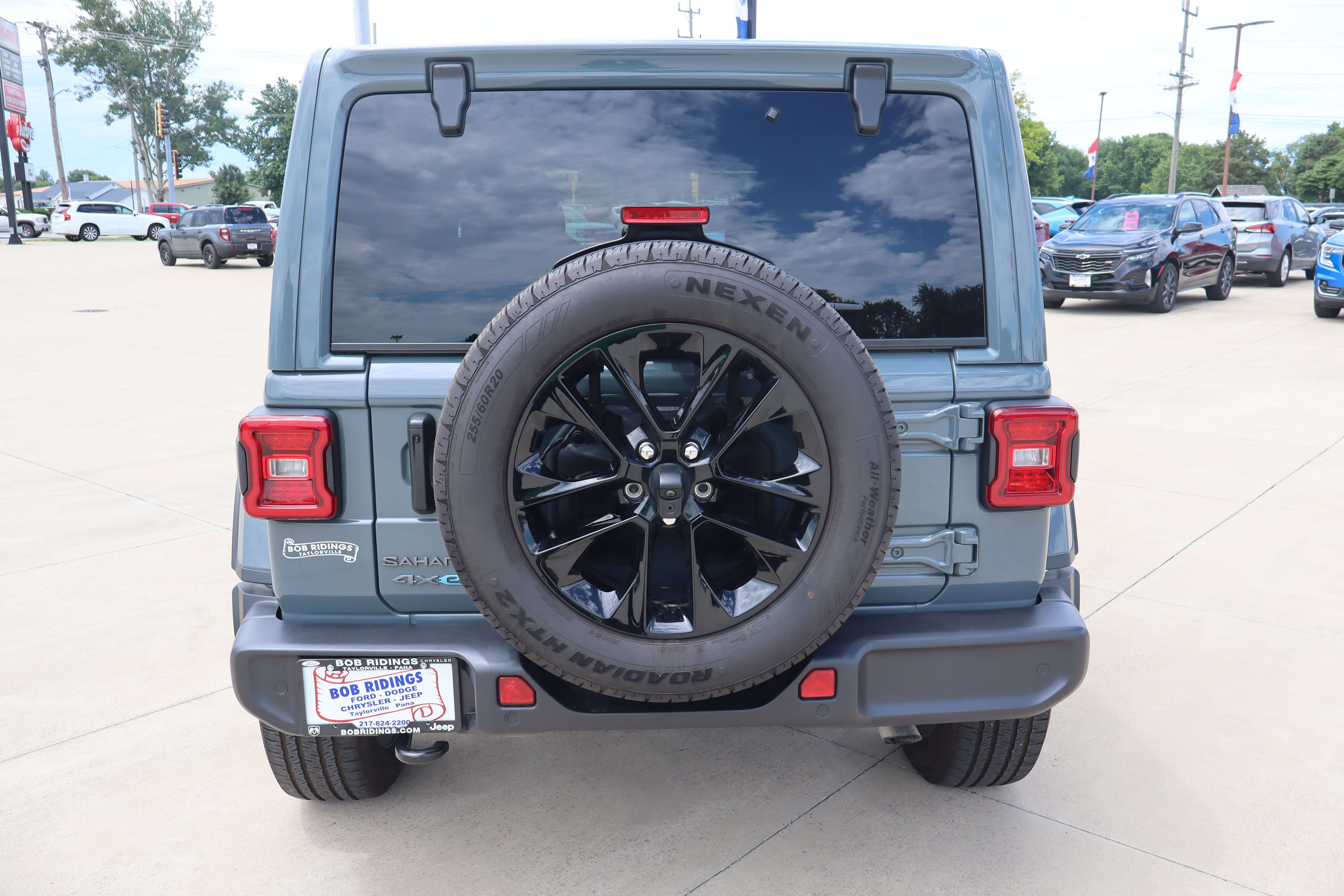 Used 2025 Jeep Wrangler Unlimited Sahara w/ Safety Group AWD/4WD image 6
