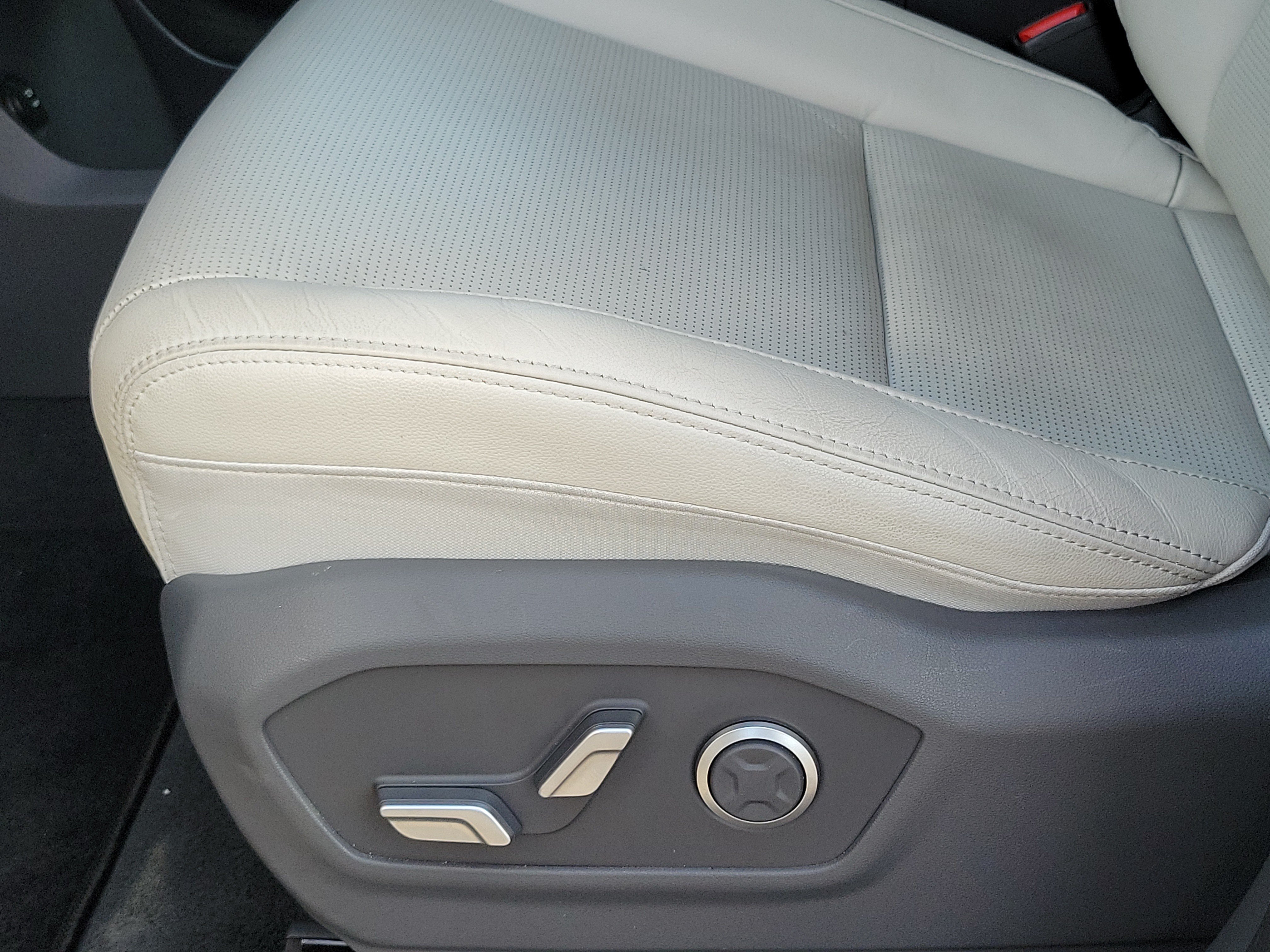 Certified 2025 Hyundai Santa Fe Limited AWD/4WD image 19