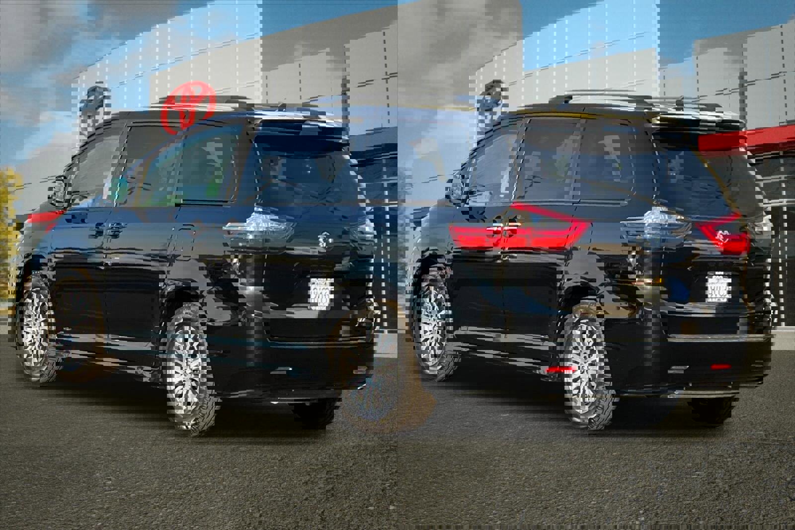 Used 2020 Toyota Sienna XLE image 5