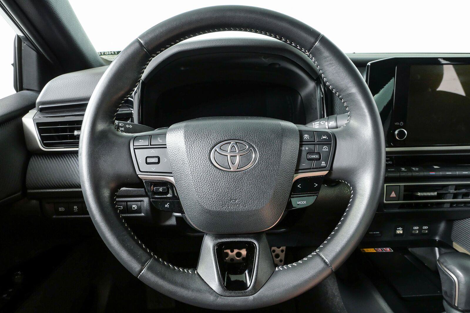 Used 2025 Toyota Camry SE w/ Convenience Package FWD image 9