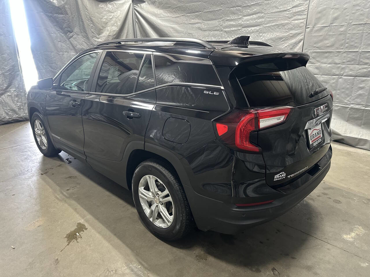 Used 2023 GMC Terrain SLE w/ Driver Convenience Package image 4