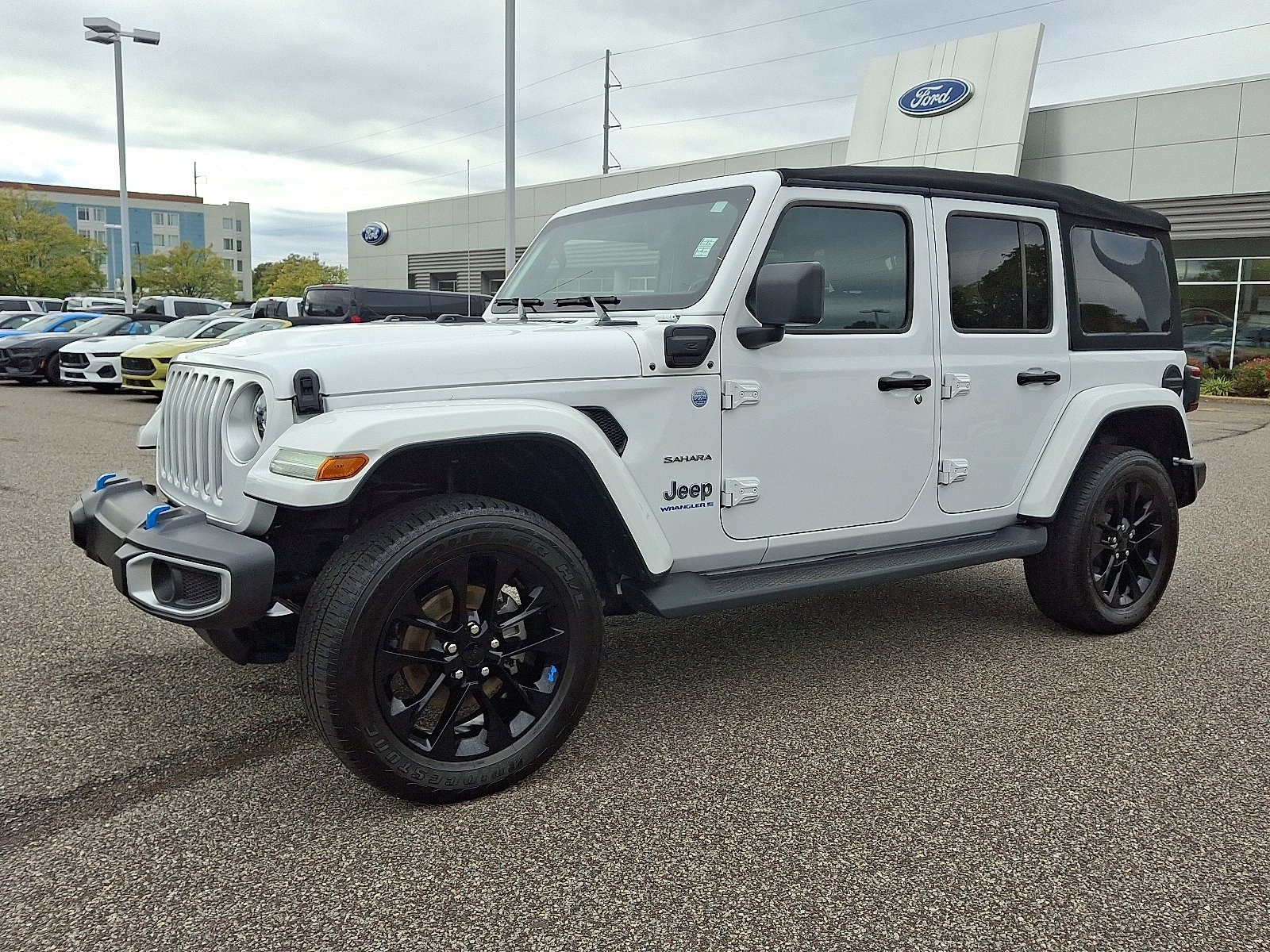 Used 2023 Jeep Wrangler Sahara w/ Cold Weather Group image 5