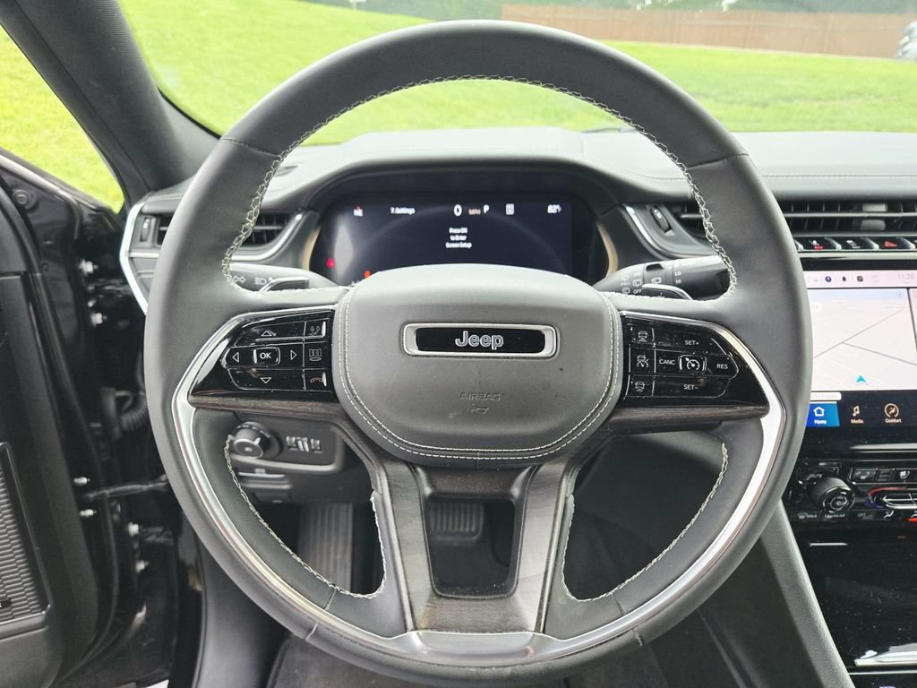 Used 2023 Jeep Grand Cherokee Overland w/ Luxury Tech Group IV AWD/4WD image 19