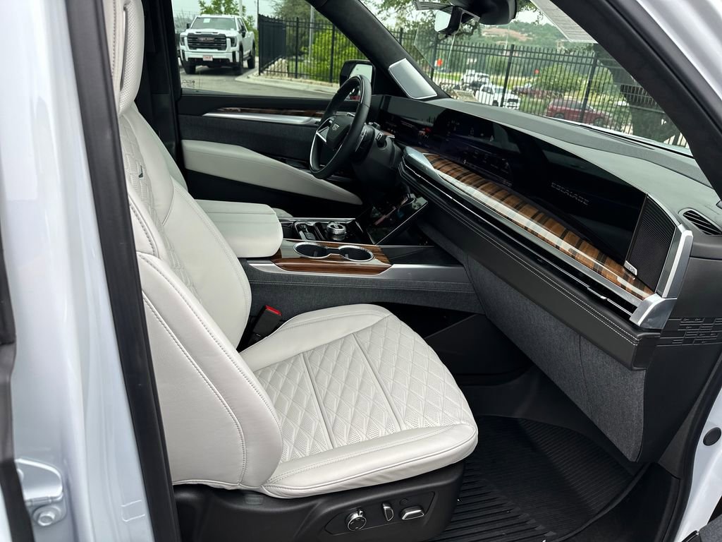 Used 2026 Cadillac Escalade Platinum Sport w/ LPO, Floor Liner Package AWD/4WD image 41