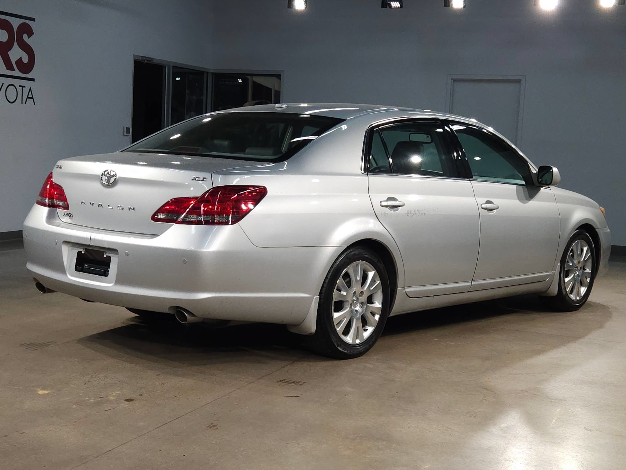 Used 2009 Toyota Avalon XLS FWD image 7