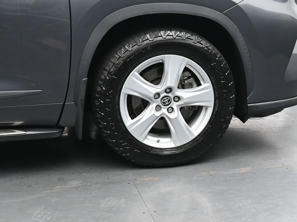 Used 2021 Toyota Highlander LE AWD/4WD image 11