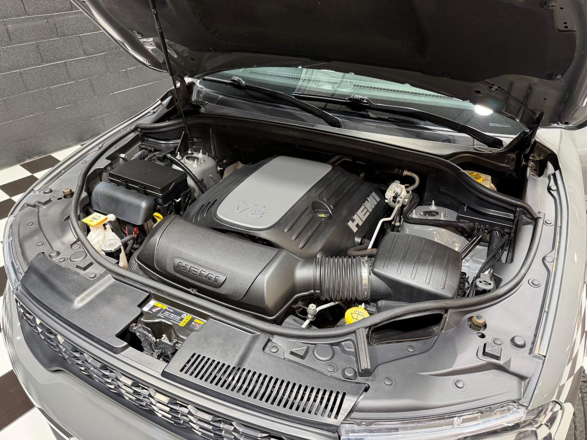 Used 2023 Dodge Durango R/T w/ Blacktop Package AWD/4WD image 2