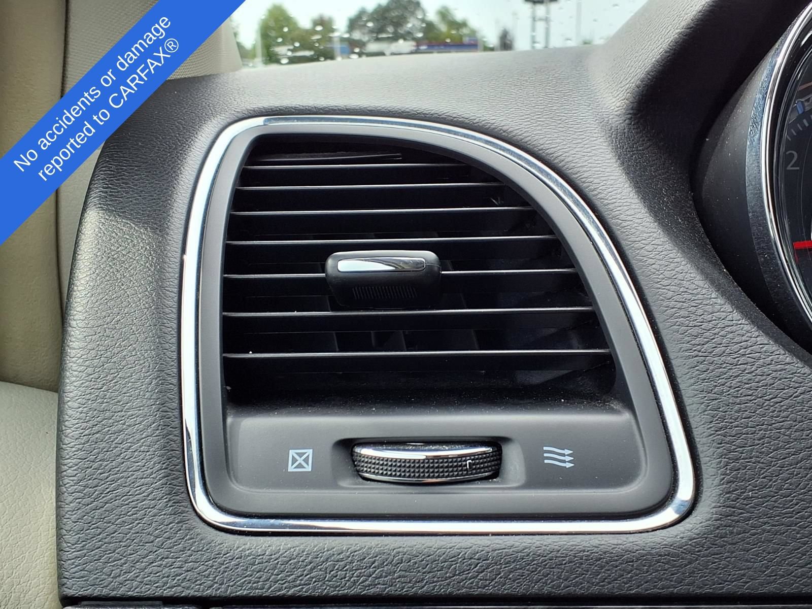 Used 2015 Chrysler Town & Country Touring-L FWD image 28