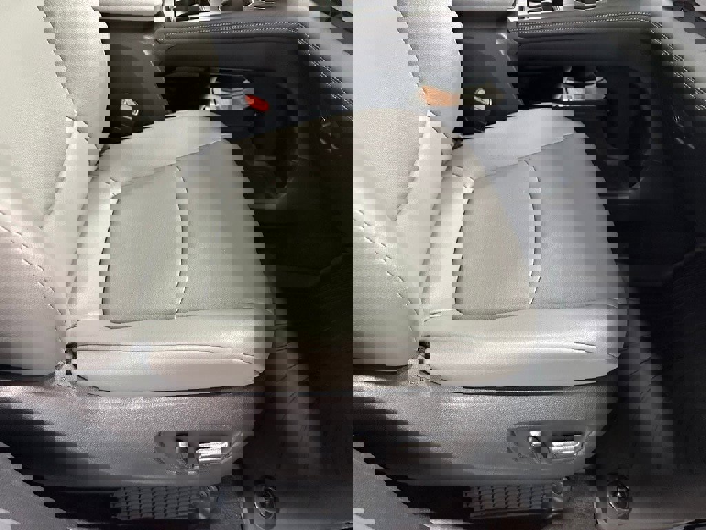 Used 2025 Toyota Sienna XLE image 63