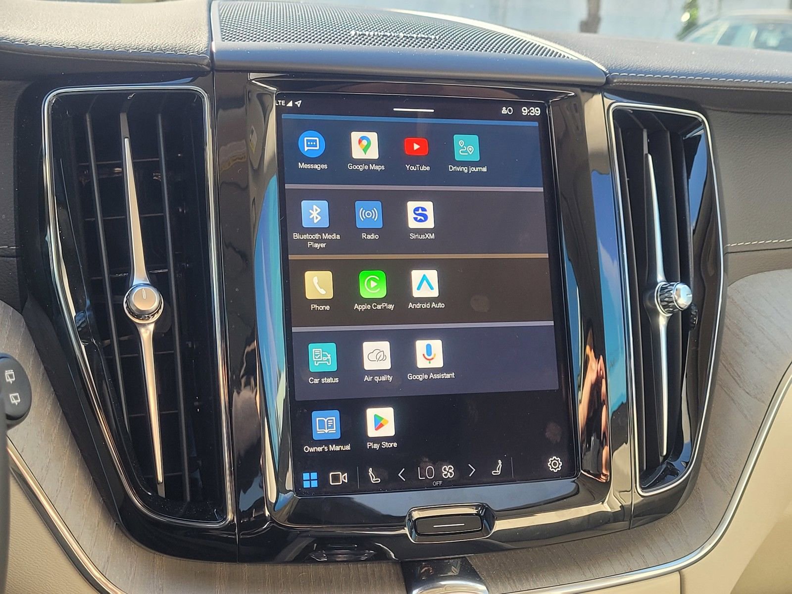 Certified 2024 Volvo XC60 T8 Ultimate w/ Protection Package Premier image 23