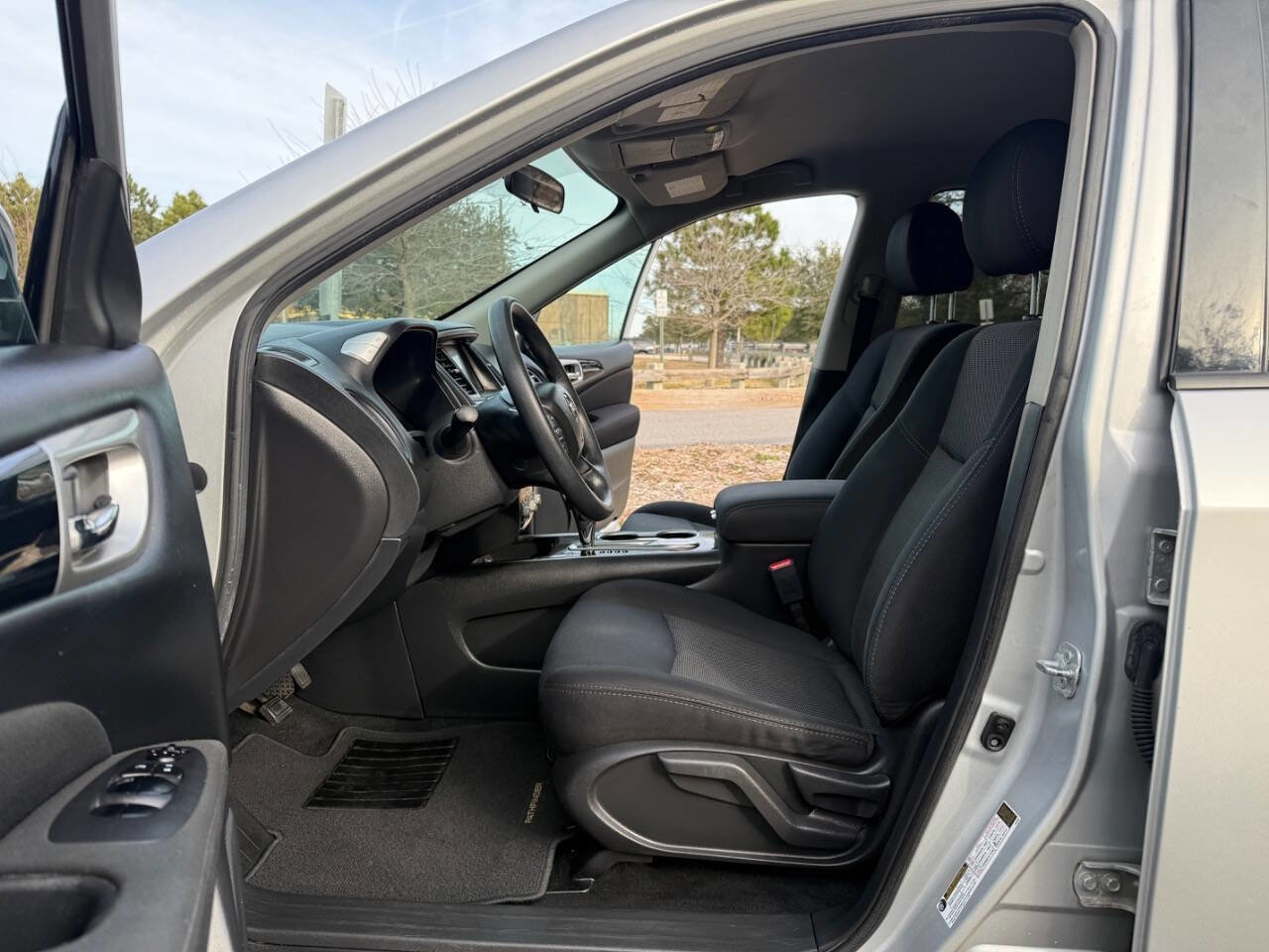 Used 2017 Nissan Pathfinder S image 16