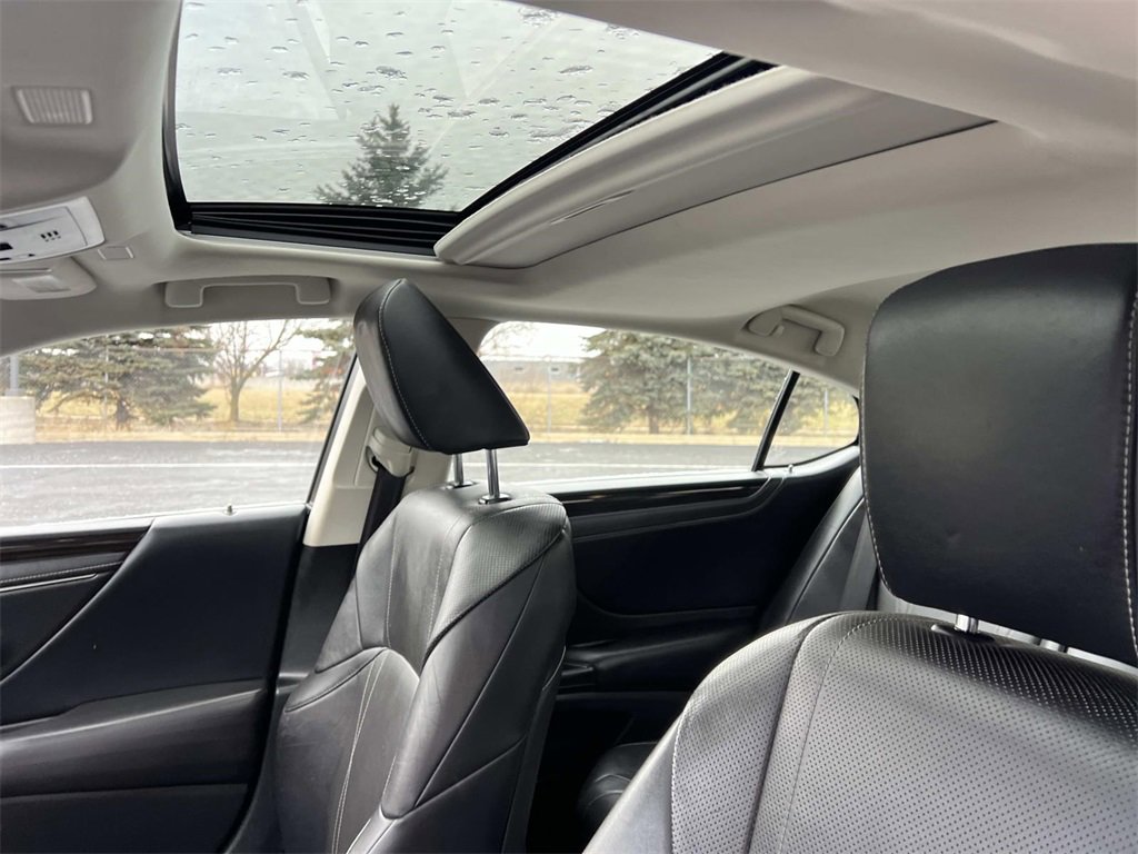 Used 2019 Lexus ES 300h w/ Luxury Package image 18