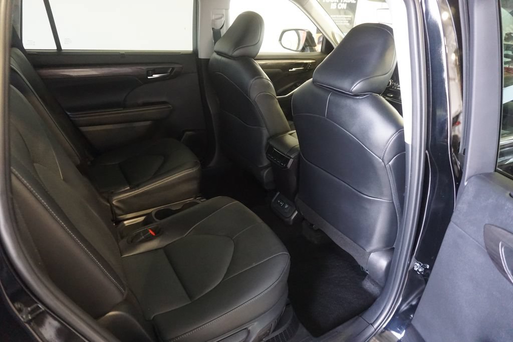Used 2025 Toyota Highlander Limited AWD/4WD image 25