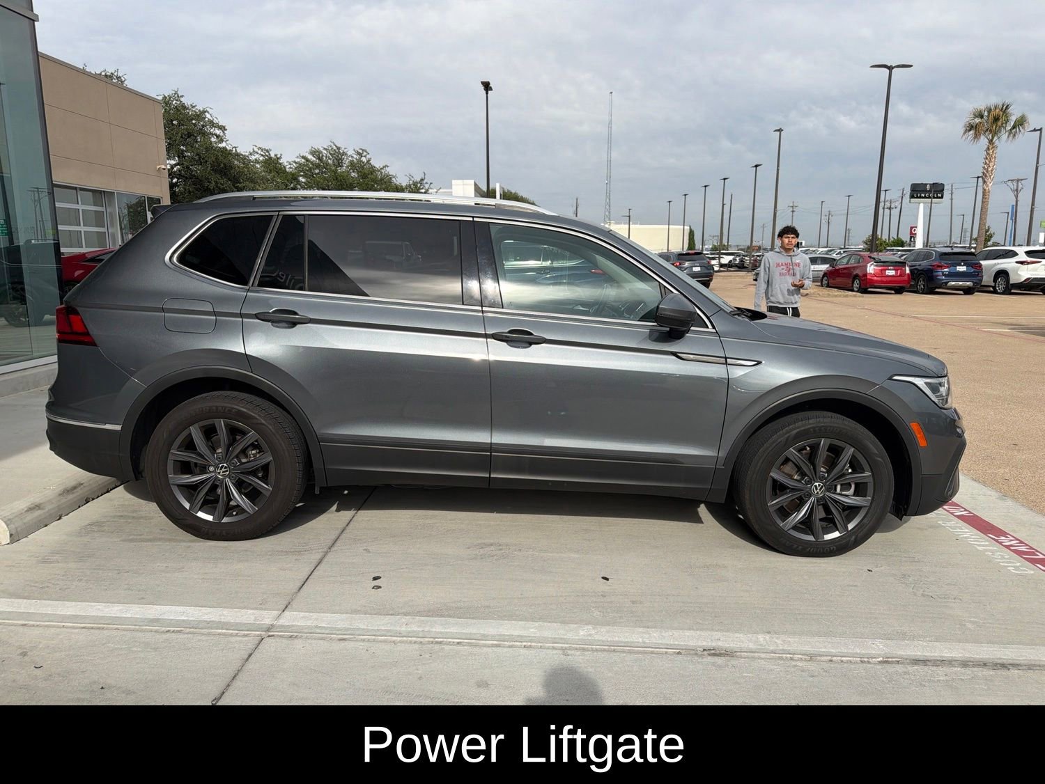 Used 2022 Volkswagen Tiguan SE w/ Panoramic Sunroof Package FWD image 4