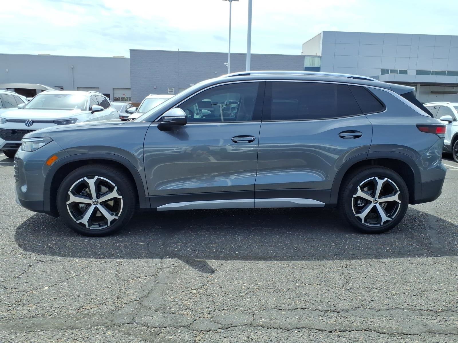 New 2026 Volkswagen Tiguan SE image 2