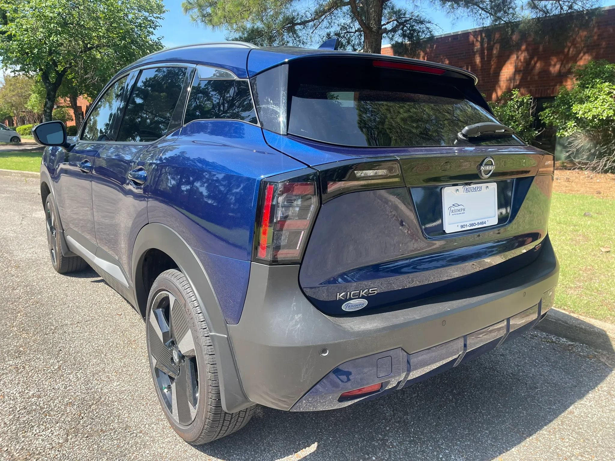 Used 2025 Nissan Kicks SR FWD image 3